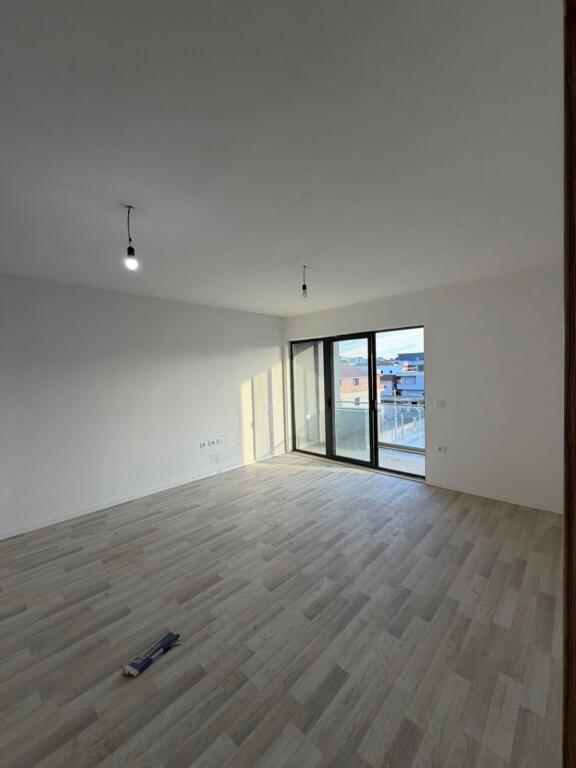 Appartamento 2+1+2 in vendita, Via 5 Maj alla fine vicino ai nuovi edifici 170.000.000 Milioni di leke