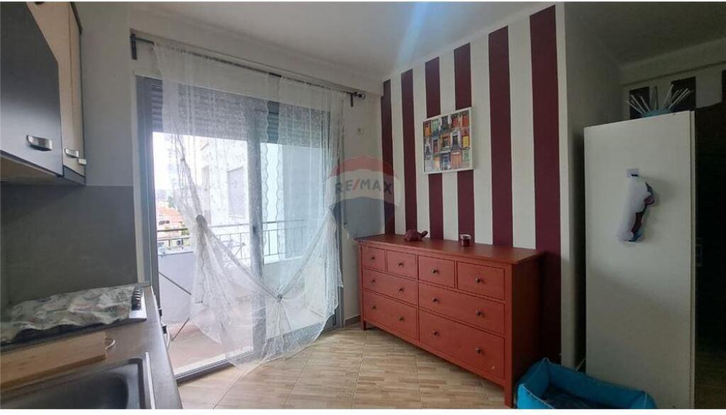 🏠 Appartamento 2+1 – In Affitto a Lungo Termine 📍 Piazza dell'Indipendenza / Skelë, Vlorë (vicino alla scuola “1 Maji”)