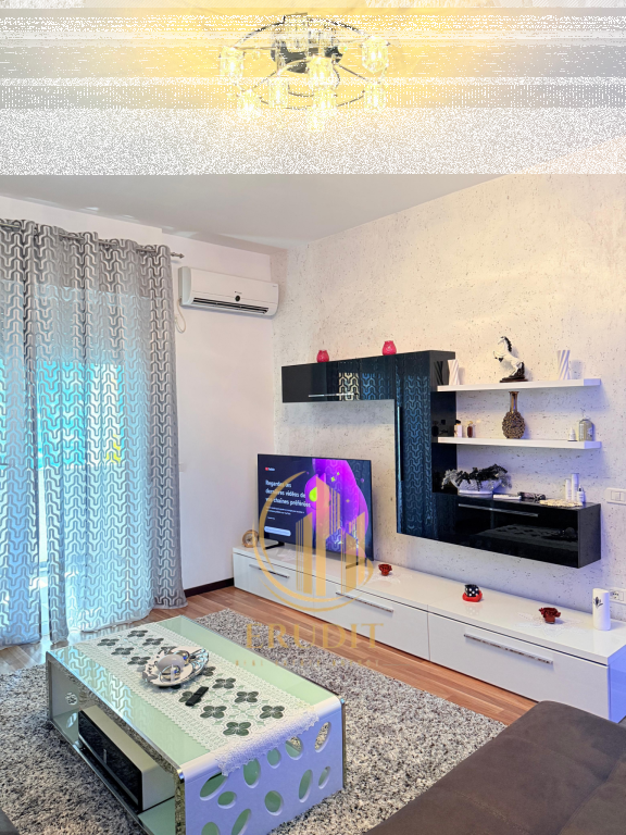 JEPET ME QIRA APARTAMENT 2+1 LUNGOMARE, VLORË