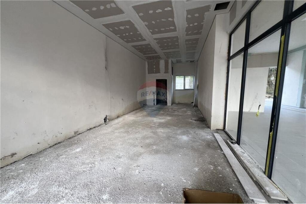 🏬 Dyqan në Shitje – Lungomare, Vlorë (Vija e Dytë)
