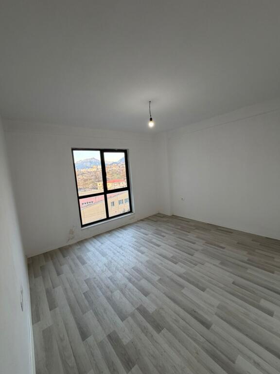 Appartamento 2+1+2 in vendita, Via 5 Maj alla fine vicino ai nuovi edifici 170.000.000 Milioni di leke