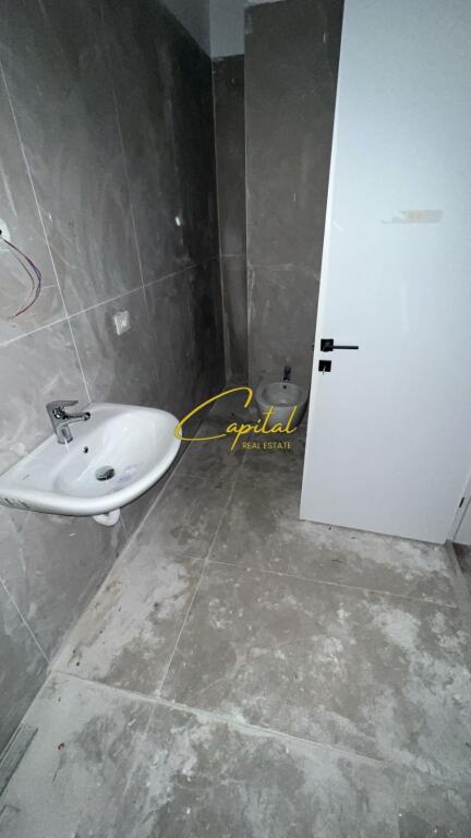 OFFICE FOR RENT 100 M2 5 MAJI 40,000 LEKE
