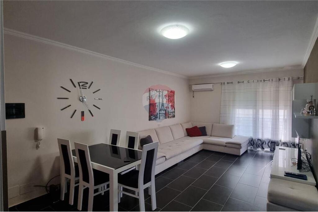 🏠 Apartament 2+1 – Për Qira 📍 Qendër, pranë Teatrit “Petro Marko” – Rr. Sulejman Delvina, Vlorë