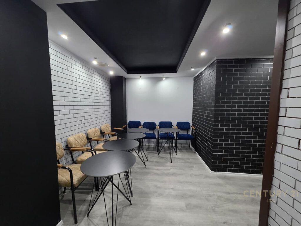Ofrohet ambient komercial pranë Shkollës së Baletit, në Njësinë Bashkiake Nr. 2, me sipërfaqe totale 190 m² 2,500 € /Muaj Sip. Totale  190m2