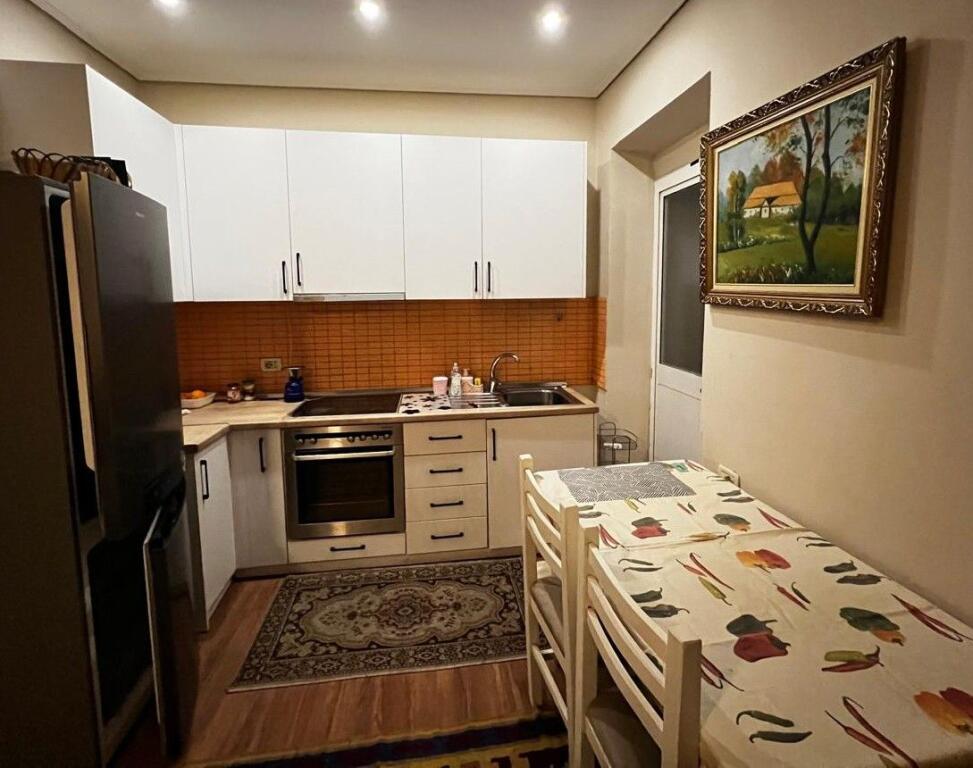 Apartament 2+1 me qera prane rruges Fortuzi
