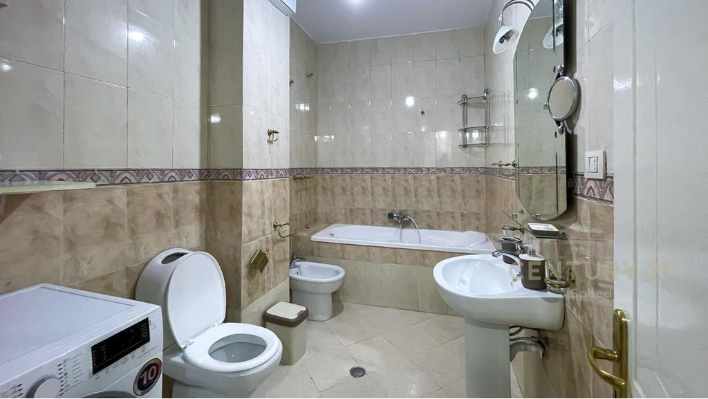 Apartment 2+1+2 for rent at Komuna e Parisit!