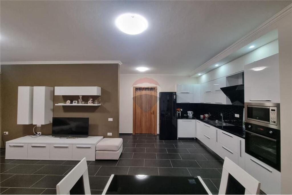 🏠 Apartament 2+1 – Për Qira 📍 Qendër, pranë Teatrit “Petro Marko” – Rr. Sulejman Delvina, Vlorë