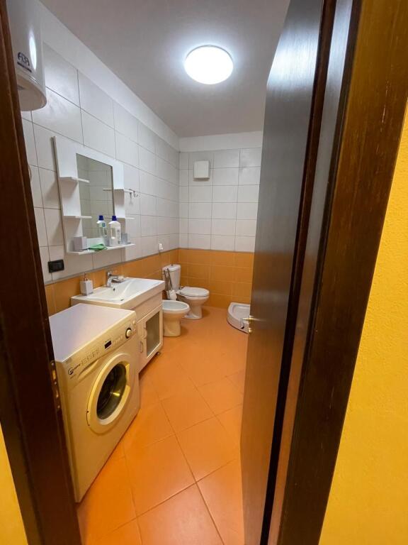 🏢Ne zonen e Xhamllikut,prane Rossman &amp;Lala jepet me qera apartament 2+1+2 i mobiluar 700Euro    