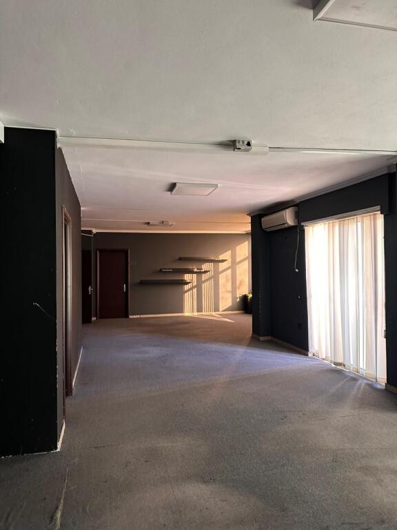 UFFICIO IN AFFITTO 585 M2 VIA KAVAJES 6.000 EURO