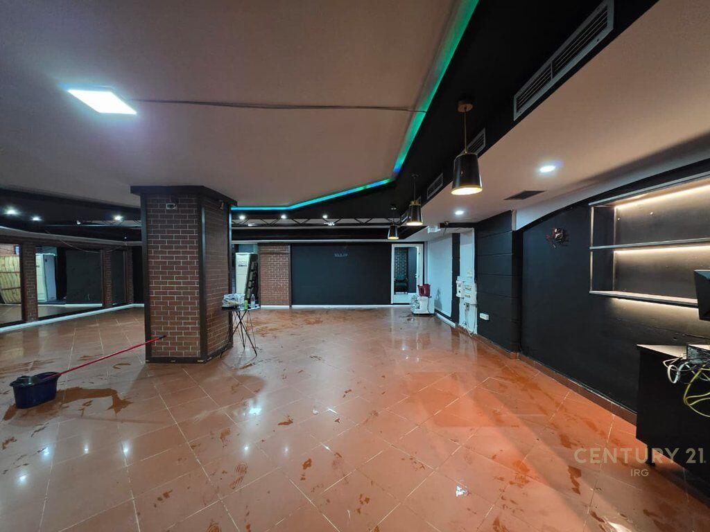 Ofrohet ambient komercial pranë Shkollës së Baletit, në Njësinë Bashkiake Nr. 2, me sipërfaqe totale 190 m² 2,500 € /Muaj Sip. Totale  190m2