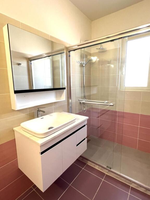 Shitet Apartament 3+1+2