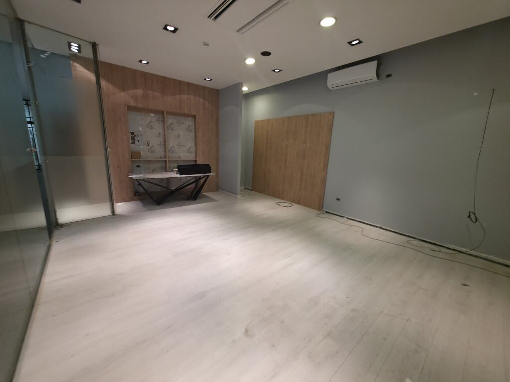 Dyqan / Zyrë me Qira – Vesa Center, Bllok