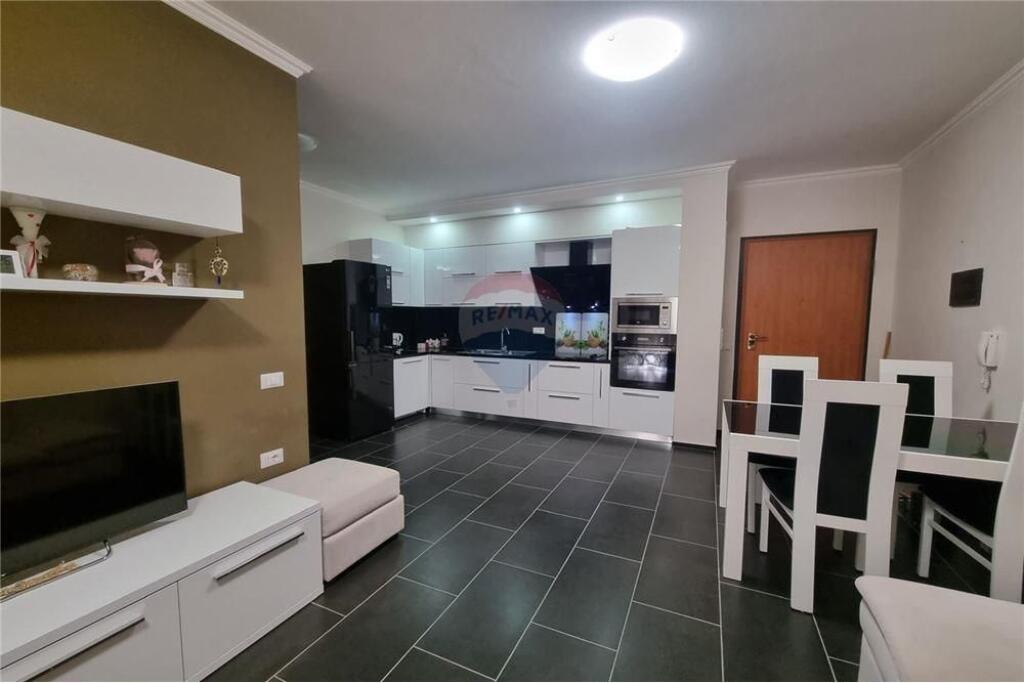 🏠 Apartament 2+1 – Për Qira 📍 Qendër, pranë Teatrit “Petro Marko” – Rr. Sulejman Delvina, Vlorë