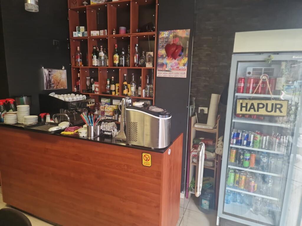 Locale commerciale in vendita vicino a 21 Dhjetori