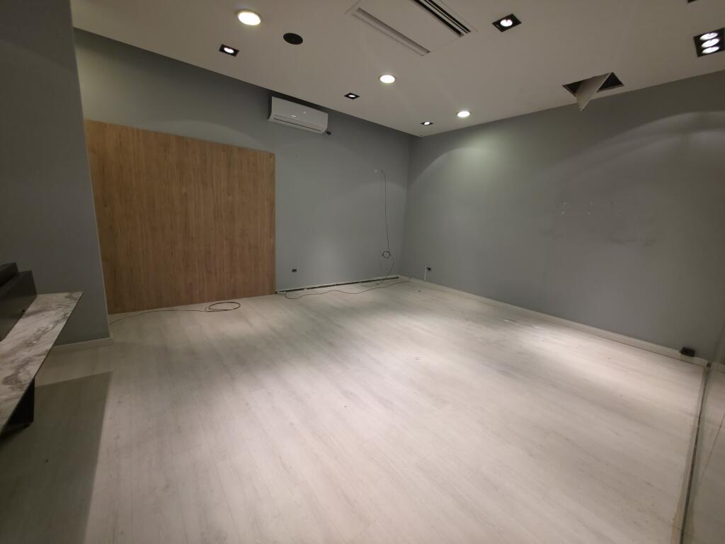 Dyqan / Zyrë me Qira – Vesa Center, Bllok