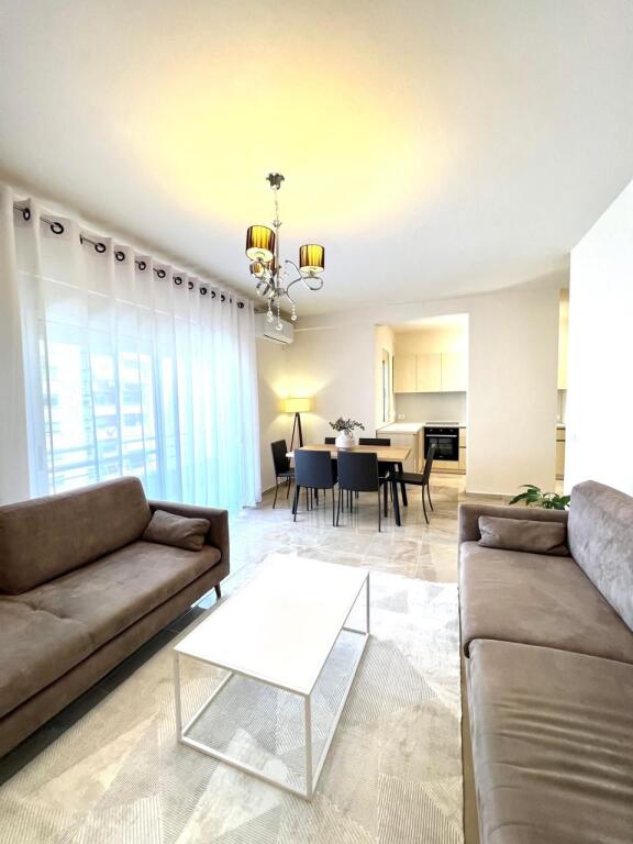 Shitet Apartament 3+1+2