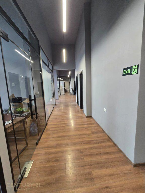 Jepet me qira Ambjent zyrash Premium në zonën Ali Demi.Kati Fundit