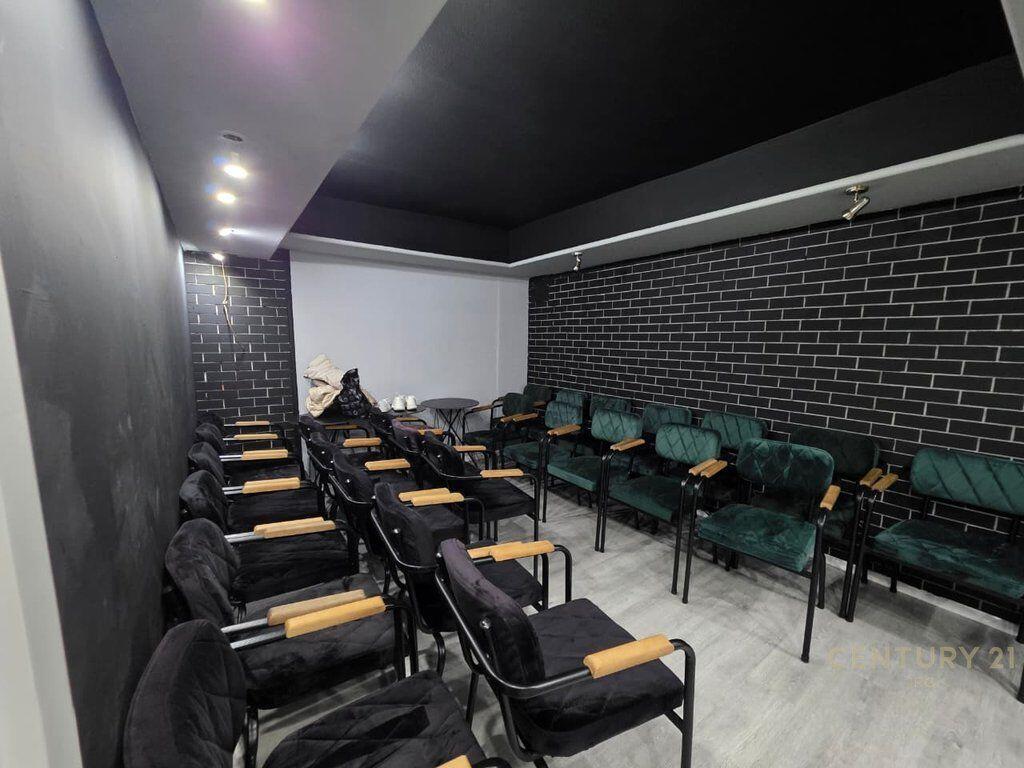 Ofrohet ambient komercial pranë Shkollës së Baletit, në Njësinë Bashkiake Nr. 2, me sipërfaqe totale 190 m² 2,500 € /Muaj Sip. Totale  190m2