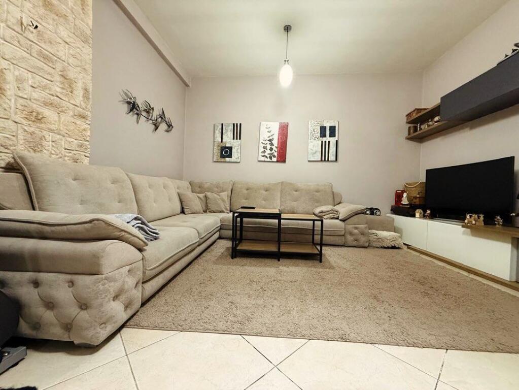 Kodra e Diellit.  Shesim apartament me garazhd:  2+1+2+verande