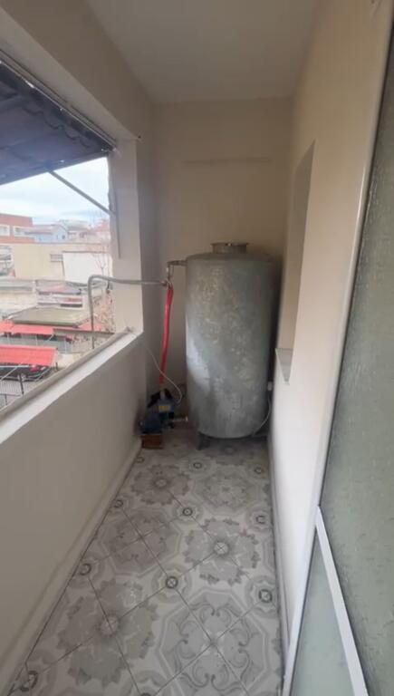 JEPET ME QERA APARTAMENT 1+1 – PORCELAN, PRANË UET