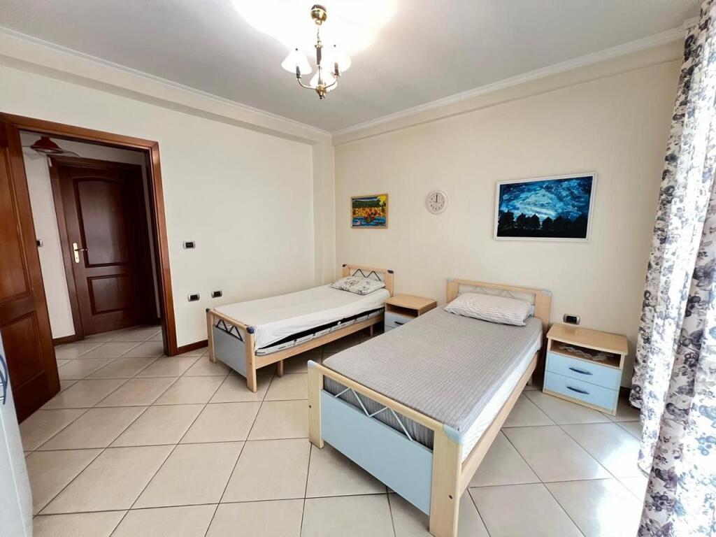 Shitet Apartament 3+1+2 Komuna e Parisit