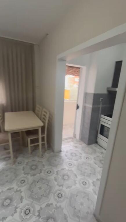 JEPET ME QERA APARTAMENT 1+1 – PORCELAN, PRANË UET