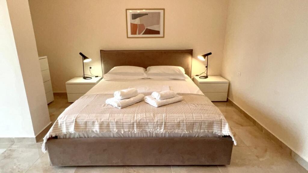Shitet Apartament 3+1+2