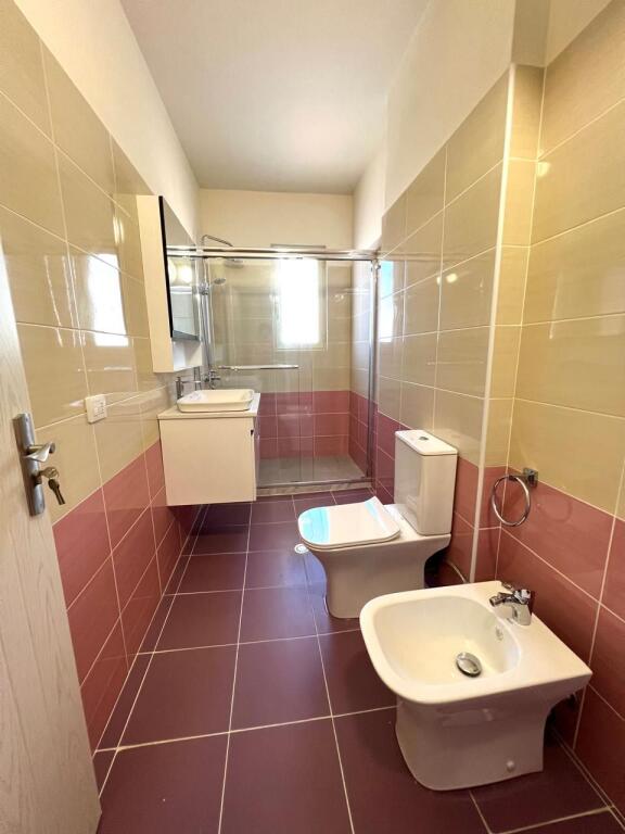 Shitet Apartament 3+1+2