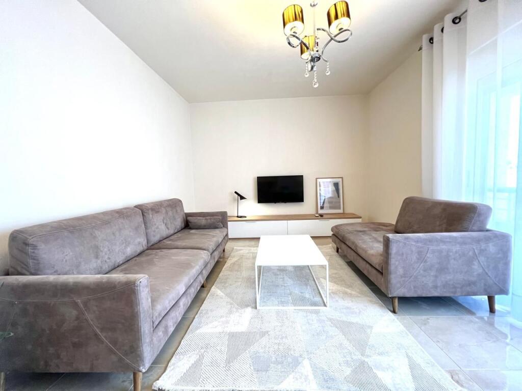 Shitet Apartament 3+1+2