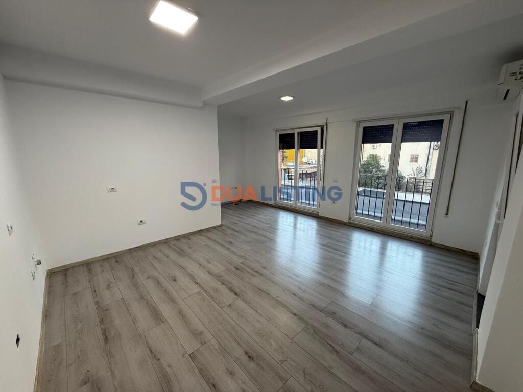 Ufficio in affitto / 1° piano a 21 Dhjetori!