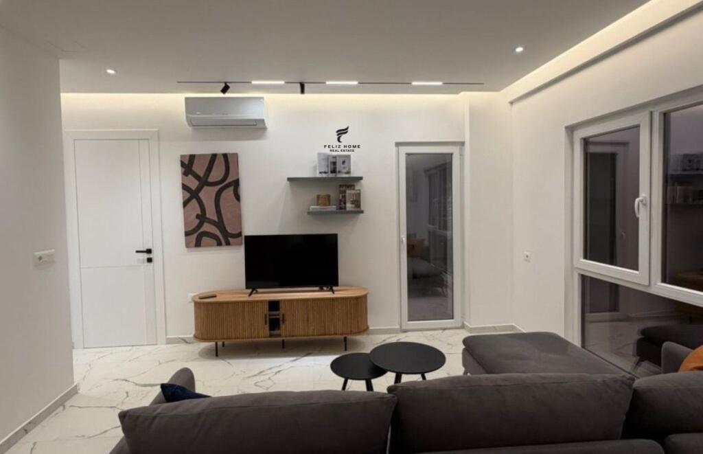 APARTAMENT ME QERA 1+1 ZOGU I ZI 780 EURO