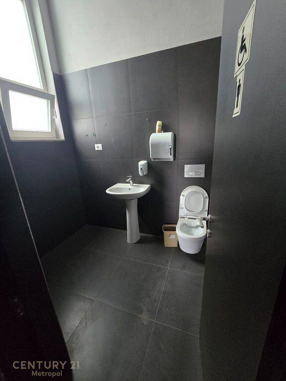 Jepet me qira Ambjent zyrash Premium në zonën Ali Demi.Kati Fundit