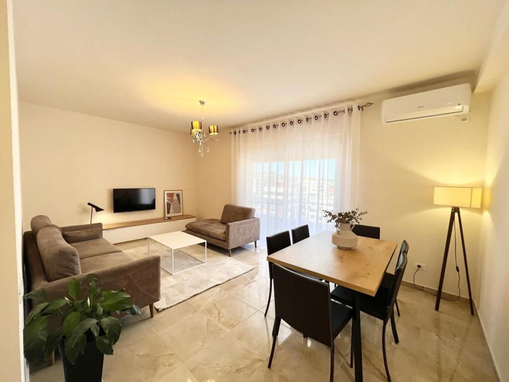 Shitet Apartament 3+1+2