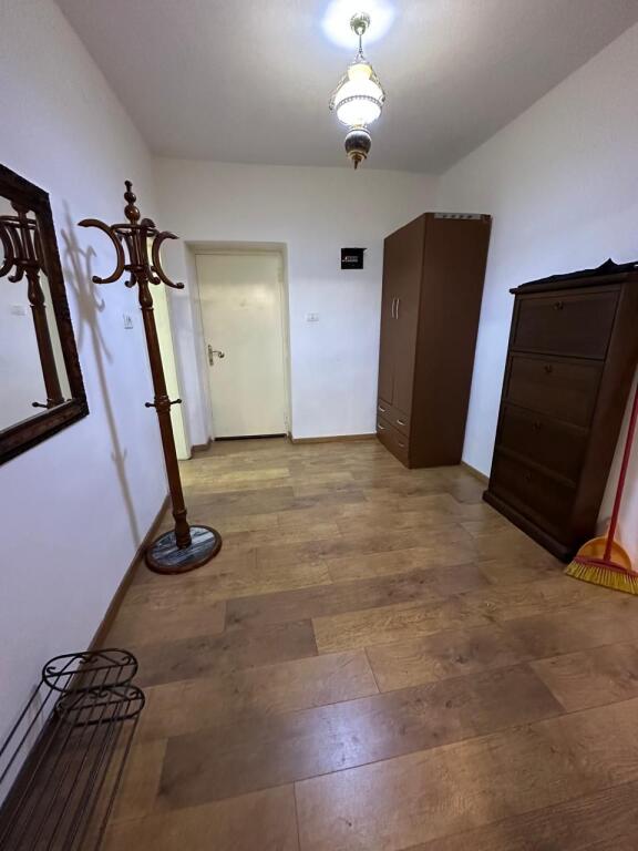 🏢Vicino al Nuovo Bazaar, si affitta appartamento 1+1 arredato. 55.000 Leke