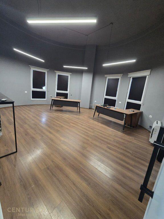 Jepet me qira Ambjent zyrash Premium në zonën Ali Demi.Kati Fundit