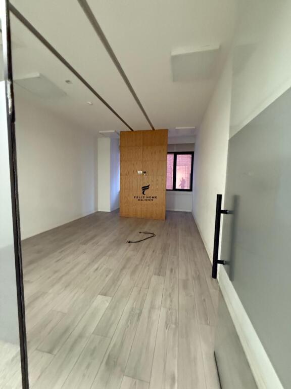 ZYRE ME QERA 1000 M2 RRUGA E KAVAJES 17.000 EURO