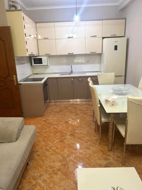 Jepet me qera apartament 2+1 tek bulevardi i ri