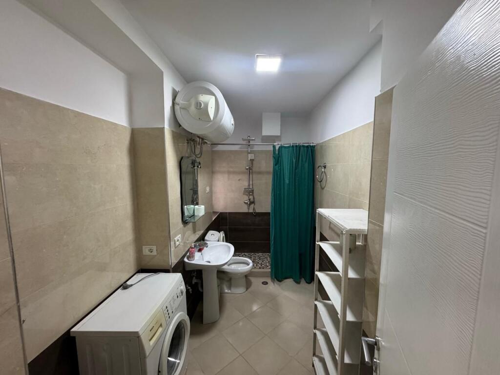 Apartament 1+1 me kuzhine me vete me qera tek Medreseja e Tiranes (ID D8241Z8)