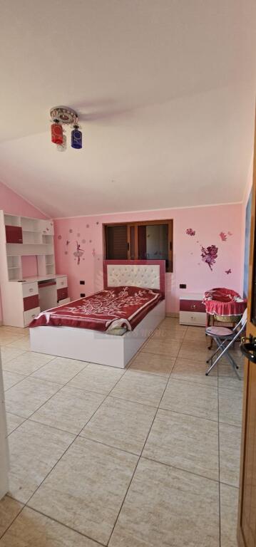 🏡 CASA PRIVATA SU 3 PIANI CON TERRENO – IN VENDITA 🏡 📍 Manëz, Durrës