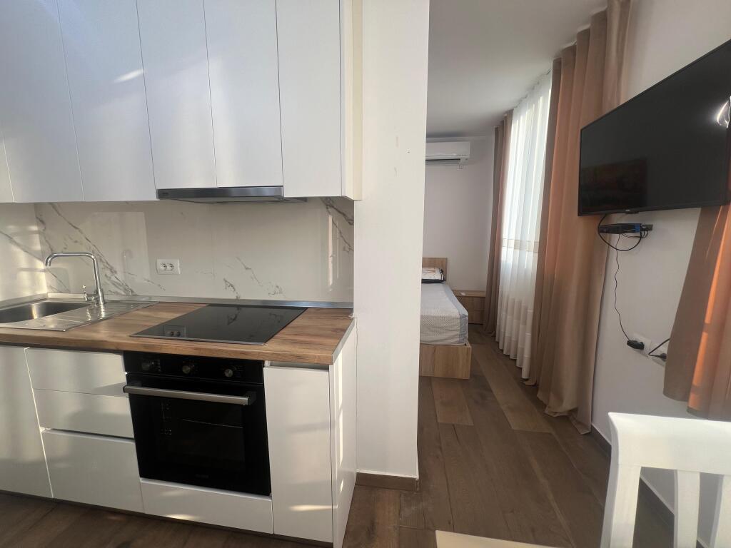 🏠 Monolocali in affitto 📍 Di fronte alla scuola “Dëshmorët e Lirisë”  🔹 Piano: 8 🔹 Superficie: 35 m² 🔹 Con ascensore 💰 Prezzo: 500 mila lek / mese