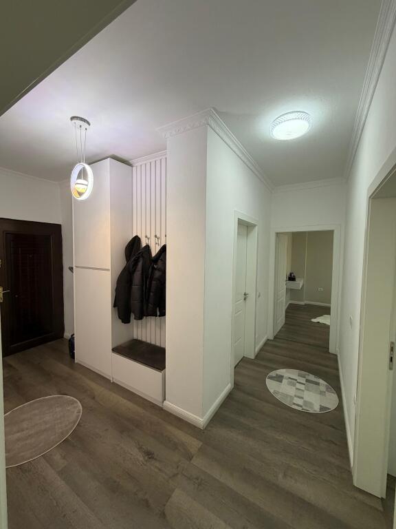 Appartamento 2+1 in vendita – Don Bosko  📍 Vicino alla scuola “Qazim Turdiu”, Don Bosko 🏢 5° piano, palazzo con ascensore 📐 Superficie: 97,1 m² 🏠 Tipologia: 2+1 ✨ Appartamento investito, pronto per abitare  💰 Prezzo di vendita: 203.000 € 🏦 Con ipoteca – possibilità di acquisto con credito bancario  📞 Per maggiori informazioni o visita alla proprietà, contattare.