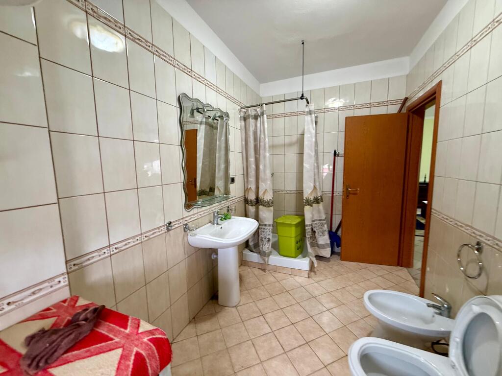 📣 AFFITTO Appartamento 1+1+Studio 📍 Vicino alla Strada "Bogdaneve" ✨   🏢 Nuova Costruzione  🪜 Piano 1 (Residenziale)  🛋️ Completamente Arredato  📐 Superficie 74 m2   💶 Prezzo 65.000 Lek