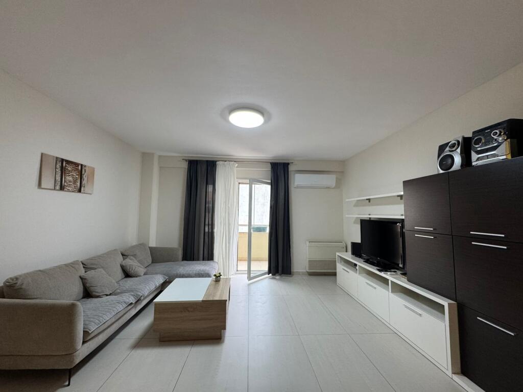 Jepet me qira apartament 2+1 te Atsh prane Pazarit te Ri