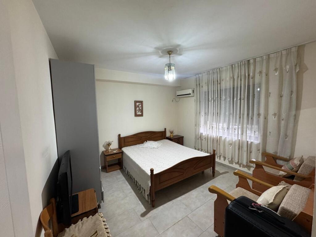 Apartament 1+1 me kuzhine me vete me qera tek Medreseja e Tiranes (ID D8241Z8)