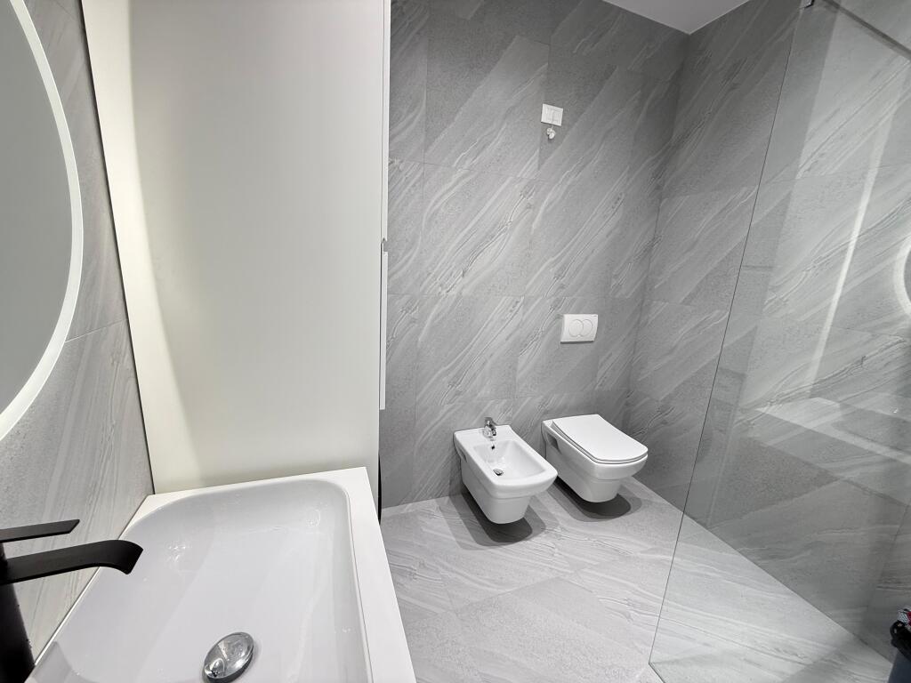 📣 SUPER RENT Apartment 2+1 With Parking 📍 Lake View Residence, Artificial Lake ✨   🏢 New Building  🪜 Floor 1 (With 2 Elevators)  🛋️ Furnished in a Contemporary Style with Architect   💶 Price 1,300 Euro