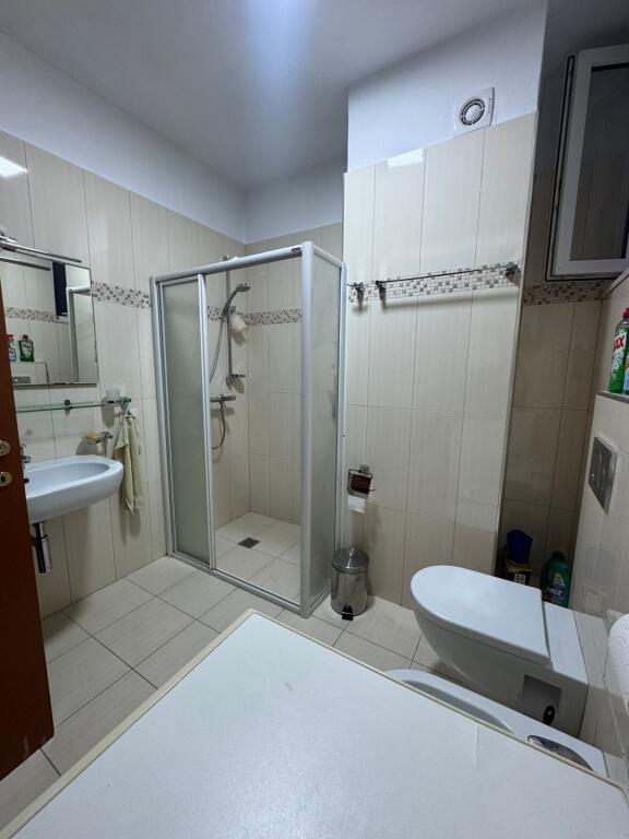 Jepet me qira apartament 2+1 te Atsh prane Pazarit te Ri
