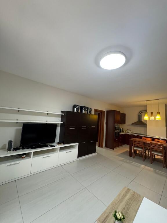 Jepet me qira apartament 2+1 te Atsh prane Pazarit te Ri