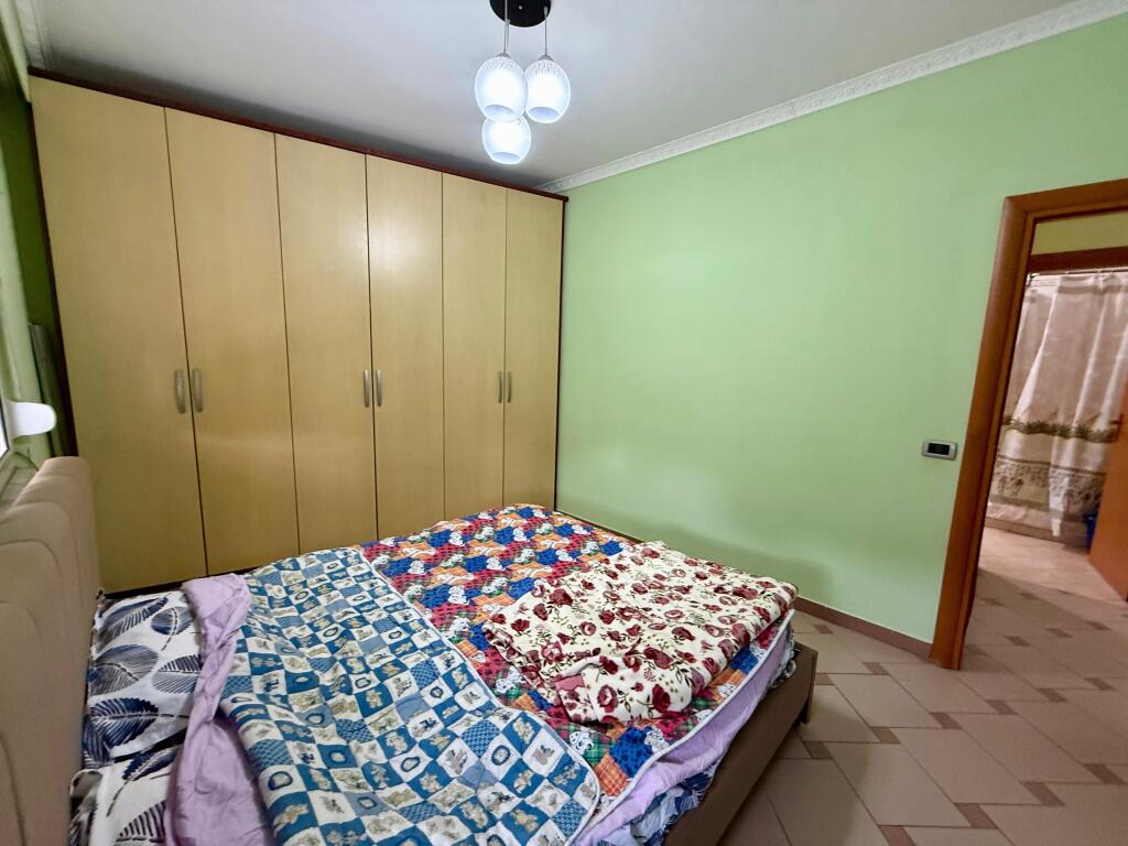 📣 AFFITTO Appartamento 1+1+Studio 📍 Vicino alla Strada "Bogdaneve" ✨   🏢 Nuova Costruzione  🪜 Piano 1 (Residenziale)  🛋️ Completamente Arredato  📐 Superficie 74 m2   💶 Prezzo 65.000 Lek
