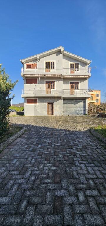 🏡 CASA PRIVATA SU 3 PIANI CON TERRENO – IN VENDITA 🏡 📍 Manëz, Durrës