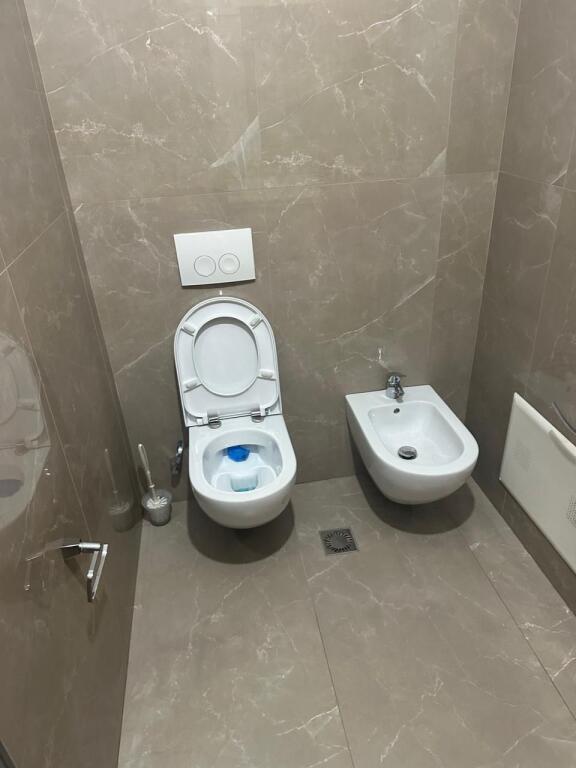 Jepet me qera apartament 2+1 tek bulevardi i ri